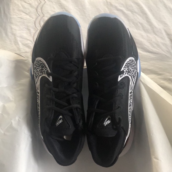 NWT IN BOX NIKE GIANNIS ZOOM FREAK Boys 5.5. - Picture 4 of 6